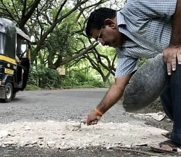 After Losing His Son in a Pothole Crash, This Mumbai Dad Filled 1,450+ Potholes by Hand