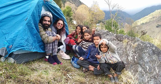 Delhi Friends Quit Jobs, Take Stories to Himachal Kids with ‘Kahaani Ki Dukaan’