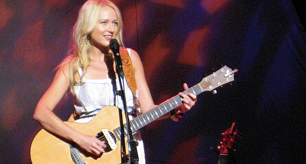 At 19, Jewel Turned Down a million-dollar Record deal. Decades later, She Says It Was the Best Decision She Ever...