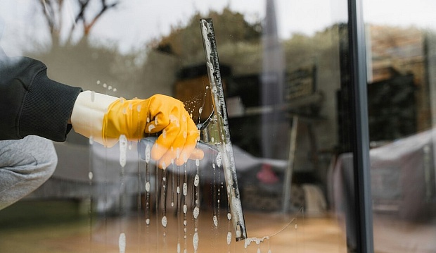 With Every Free Clean, Window Washer Influencer Spotlights Great, Struggling Restaurants in Kansas City