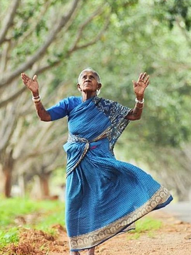 How Saalumarada Thimmakka Turned a Barren 4.5 Km Karnataka Stretch Into a Green Lifeline